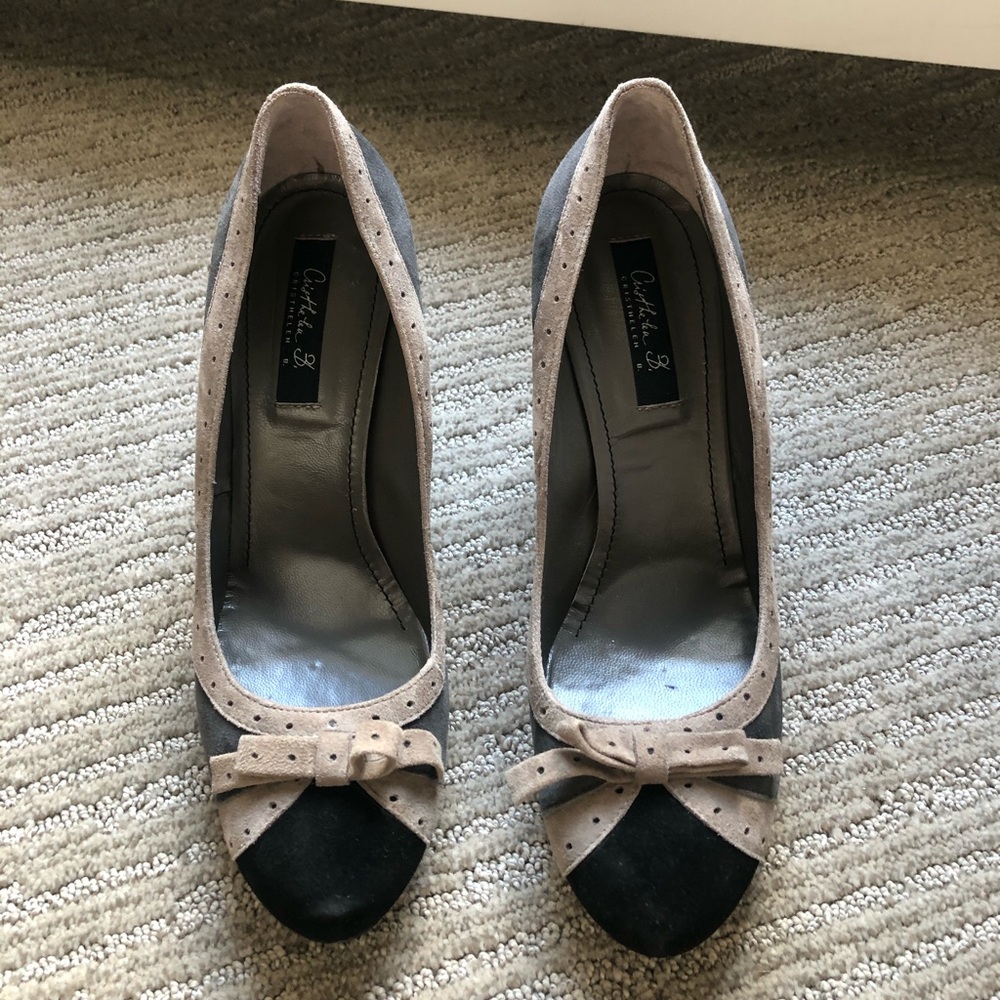 Beautiful almost NEW suede pumps